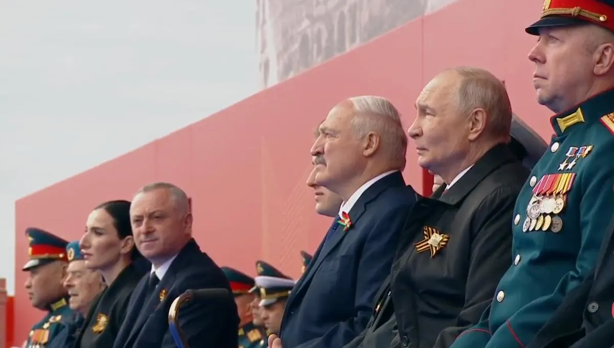 Во время парада Победы в Москве президент назвал день священным и подчеркнул вклад советского народа в разгром нацизма. На трибуне рядом с ним впервые оказался участник «специальной военной операции», сидевший рядом с ветераном Великой Отечественной войны.
