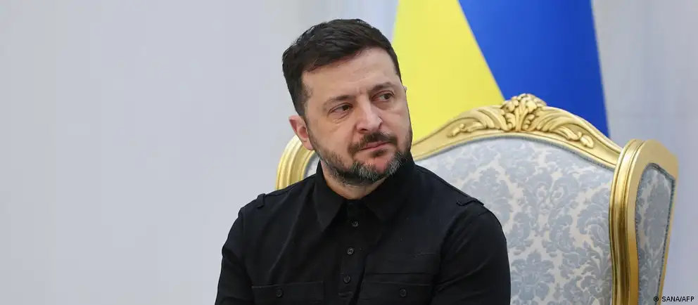 Указ №374/2026, опубликованный 8 мая, разрешает провести парад 9 мая в Москве и на время мероприятия запрещает нанесение ударов по территории Красной площади. Кремль раскритиковал инициативу, а сам парад пройдёт в сокращённом формате без военной техники.