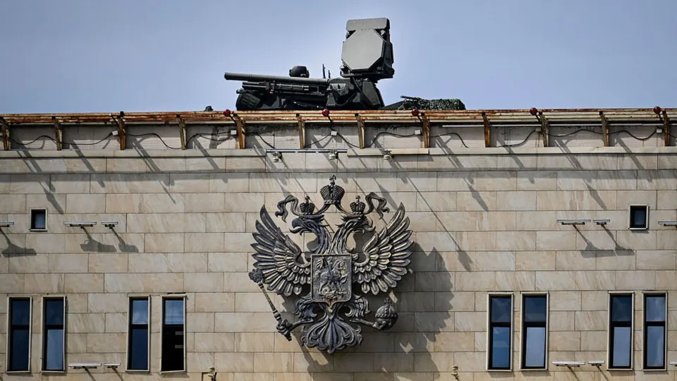 Для защиты парада 9 мая к столице перебросили значительную часть систем ПВО, считают военные и аналитики. Это ослабило противовоздушную оборону других регионов и повысило риск ударов по энергетическим объектам и периферийным военным целям.
