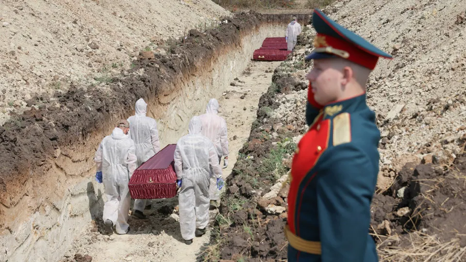 Анализ поимённых списков, реестра наследственных дел и судебной статистики даёт минимальную документально обоснованную оценку потерь в 352 тысячи погибших военнослужащих к концу 2025 года.