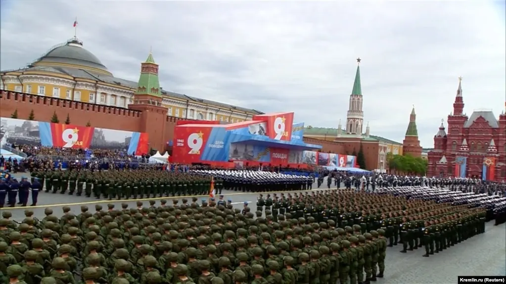 В Москве начался парад на Красной площади в честь 81-й годовщины Победы. Впервые за многие годы торжество проходит без военной техники; в пеших колоннах — курсанты, военнослужащие и участники операции на Украине. Состав аккредитаций для журналистов ограничен.