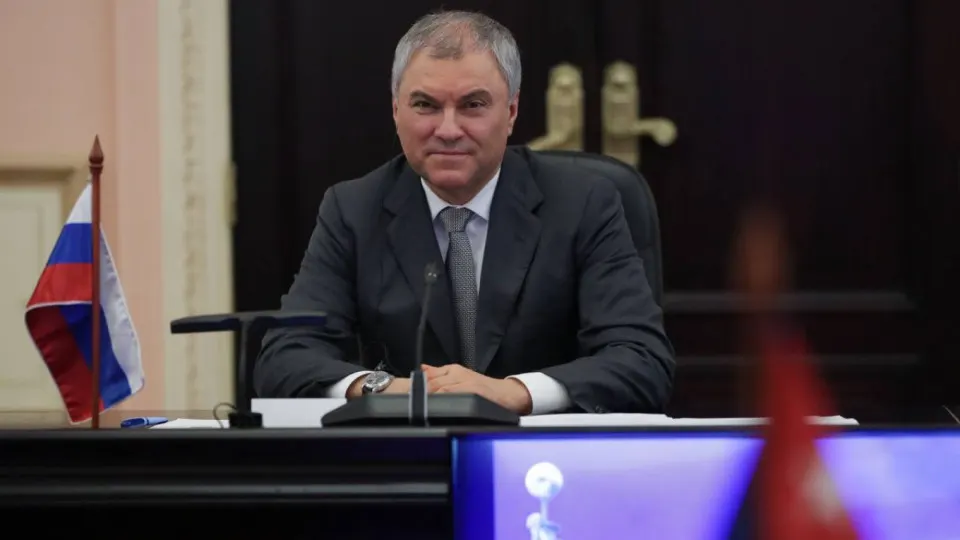 Председатель Госдумы заявил, что использование западного оружия и спутниковых технологий для ударов по гражданским объектам может вынудить Россию ответить «оружием, которое не оставит следа». После атаки на Старобельск последовали массированные удары по Киеву и заявления о системных обстрелах.