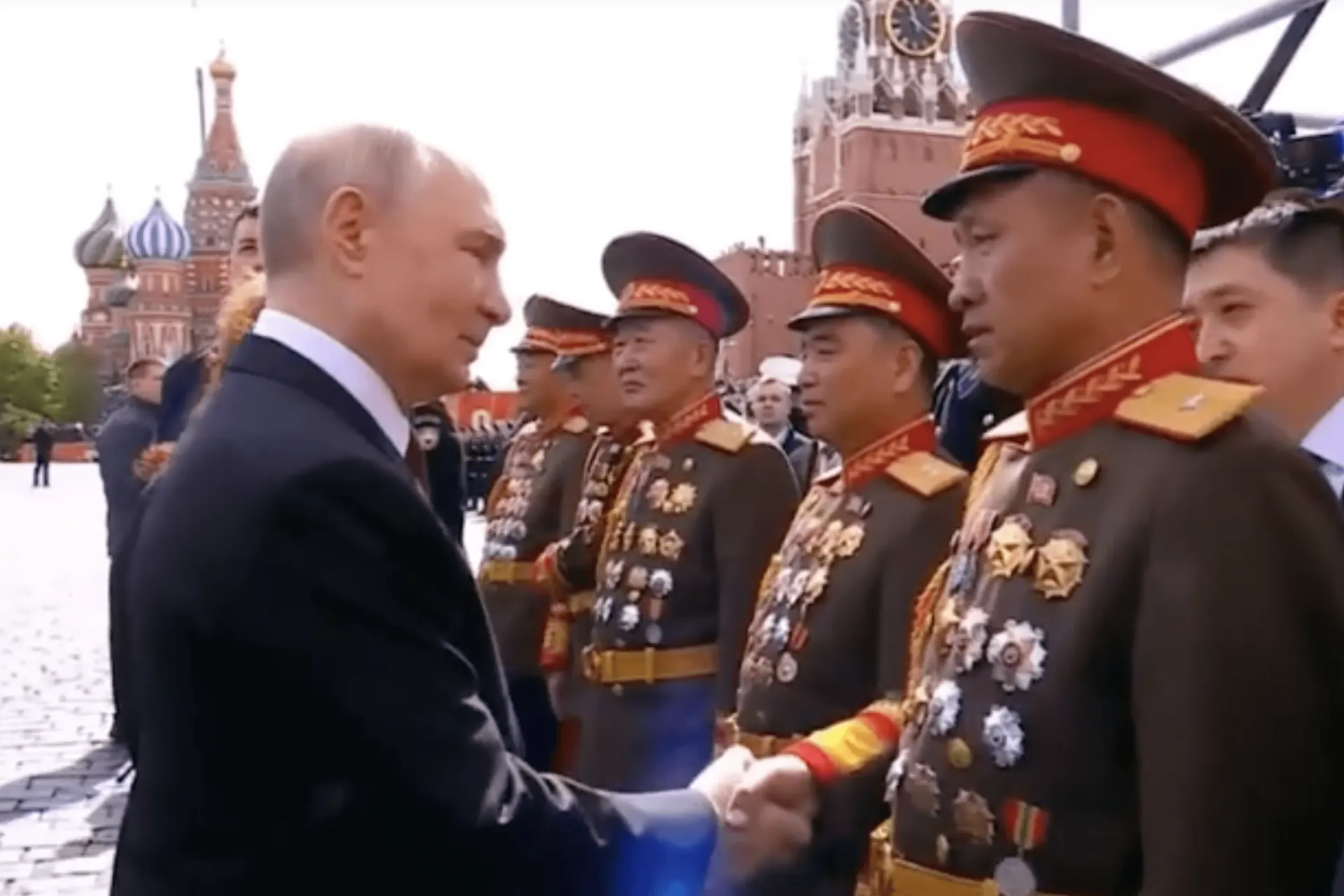 Фотографии и экспонаты в пхеньянском музее свидетельствуют, что в декабре 2025 года состоялась закрытая церемония вручения российских государственных наград северокорейским военным, участвовавшим в операции в Курской области.