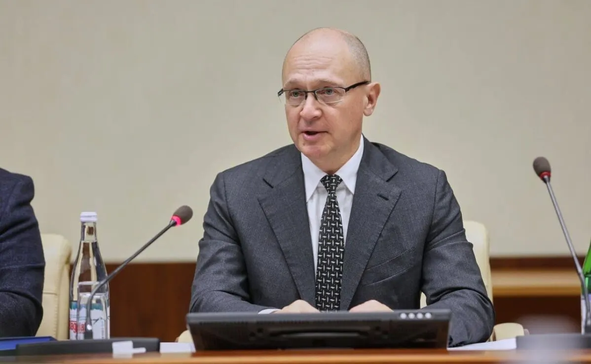 По сведениям нескольких собеседников, в окружении президента обострился конфликт между политическим блоком администрации и силовыми структурами — разногласия отражаются в ужесточении контроля, ограничениях в интернете и повышении мер безопасности.