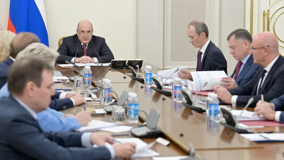 После серии ударов по НПЗ, приведших к остановке значительной части переработки в центральной России, кабмин рассматривает запрет на вывоз дизельного топлива и керосина. Решение по новым ограничениям находится в высокой степени готовности, но сроки не объявлены.