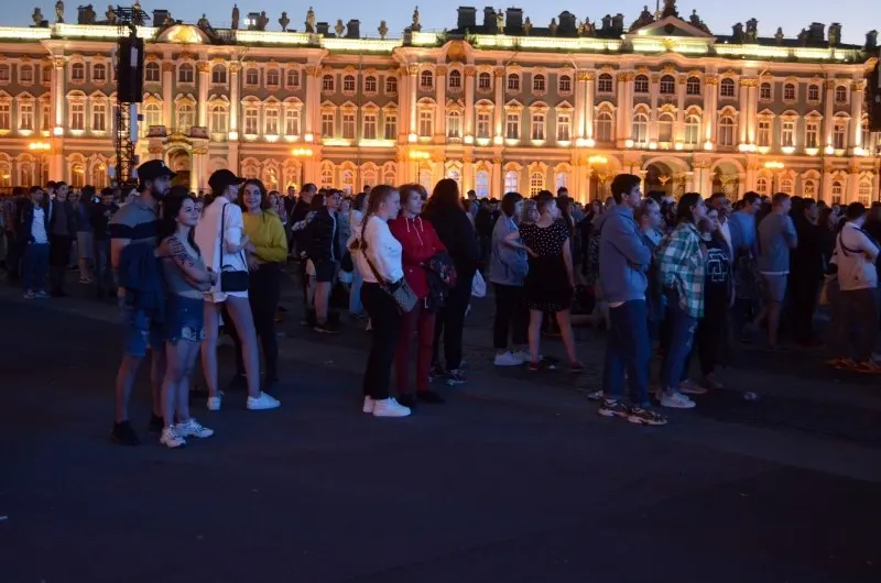 Ночь с 27 на 28 июня в Санкт-Петербурге пройдёт празднование «Алые паруса — 2026»; одновременно власти расширяют образовательные возможности для молодёжи, а в Смоленске состоится День молодёжи 26–28 июня.
