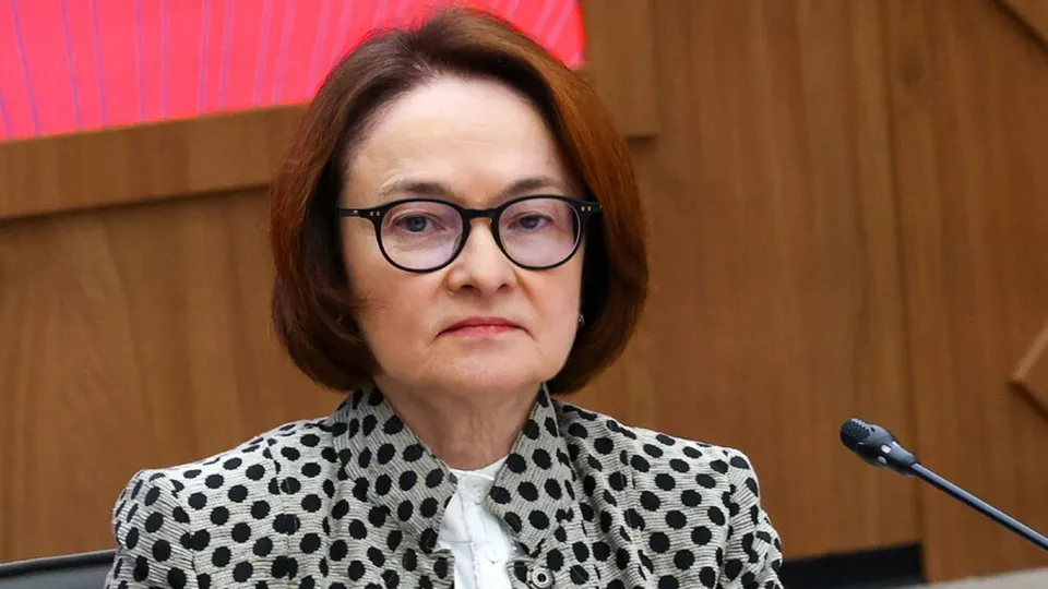 Председатель Центробанка, не появлявшаяся публично с конца мая, примет участие в пресс‑конференции по итогам заседания совета директоров по ключевой ставке. Её отсутствие на фоне бюджетных рисков усиливает внимание к будущей динамике процентной ставки.