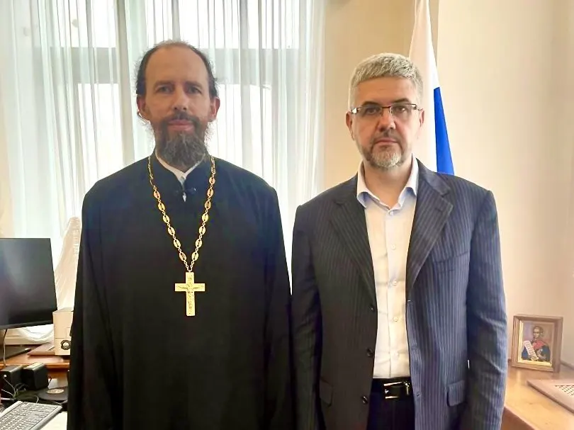 Заместитель министра юстиции заявил, что практика сожительства без официального брака может представлять угрозу для безопасности страны. По его словам, ведомство ведёт мониторинг и готовит предложения по изменению Семейного кодекса.