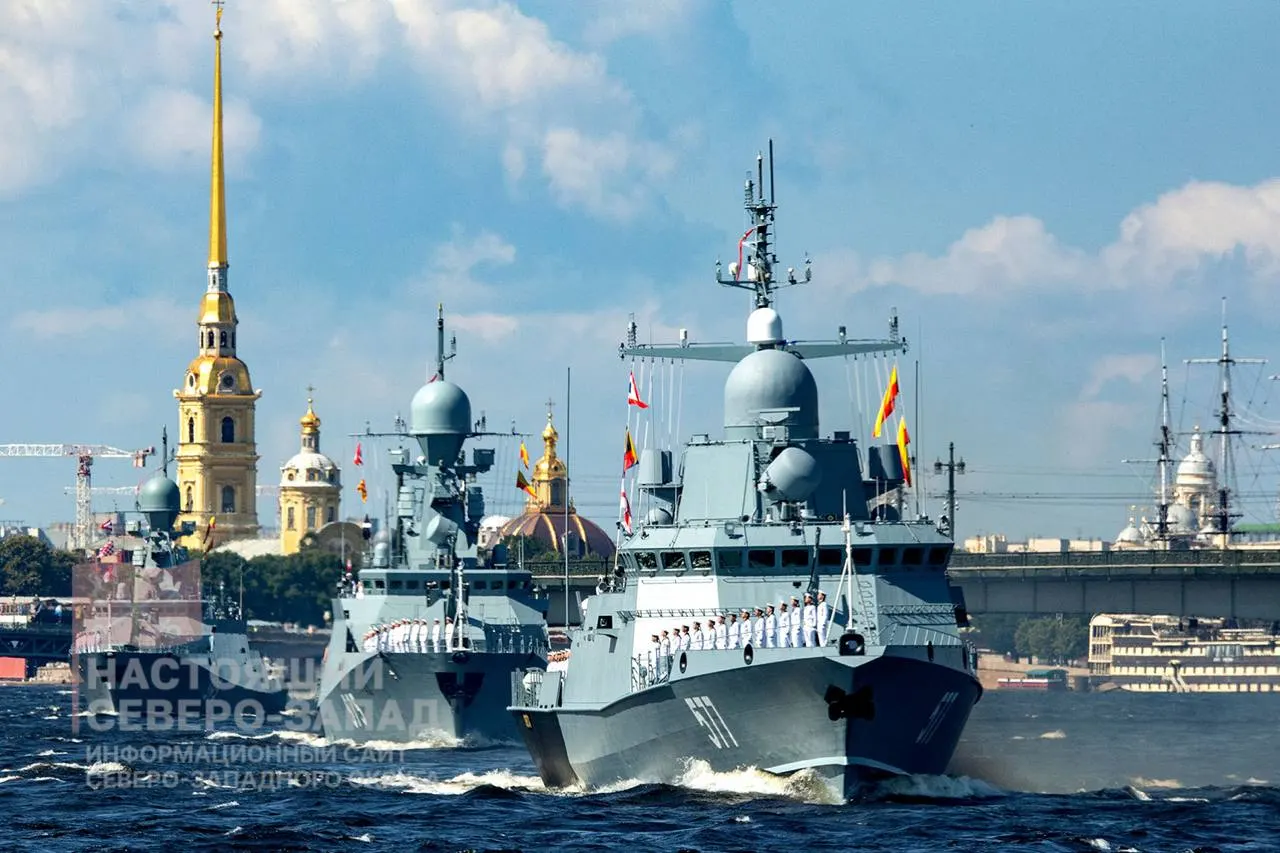 Минобороны решило не проводить в Санкт-Петербурге главный военно‑морской парад второй год подряд. Ранее отмены объясняли «общей обстановкой». День ВМФ в этом году отмечают 26 июля.