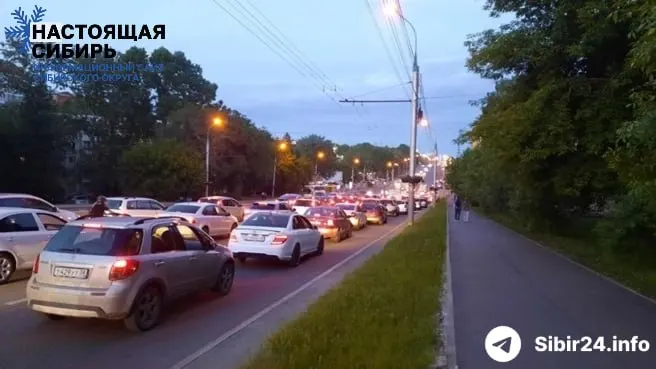 После введения строгих лимитов на АЗС в ряде сибирских регионов в Иркутске образовались многокилометровые пробки у заправок — люди проводят в очередях по ночам и утра, автобусы рискуют остаться без топлива, региональные власти обращаются в Москву за помощью.