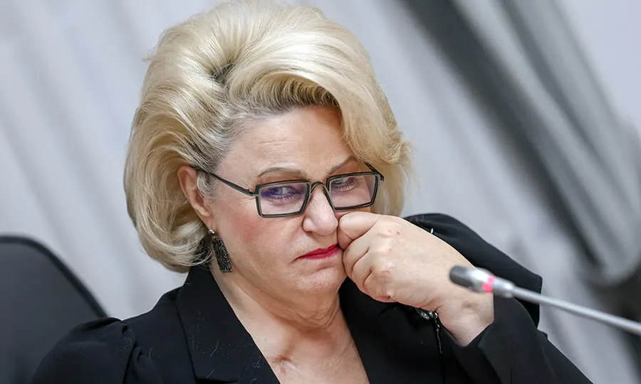 Председатель комитета Госдумы по защите семьи Нина Останина предложила Роскомнадзору и Минцифры ограничить время детей в онлайн‑пространстве и применить к играм методы замедления трафика по аналогии с Telegram.