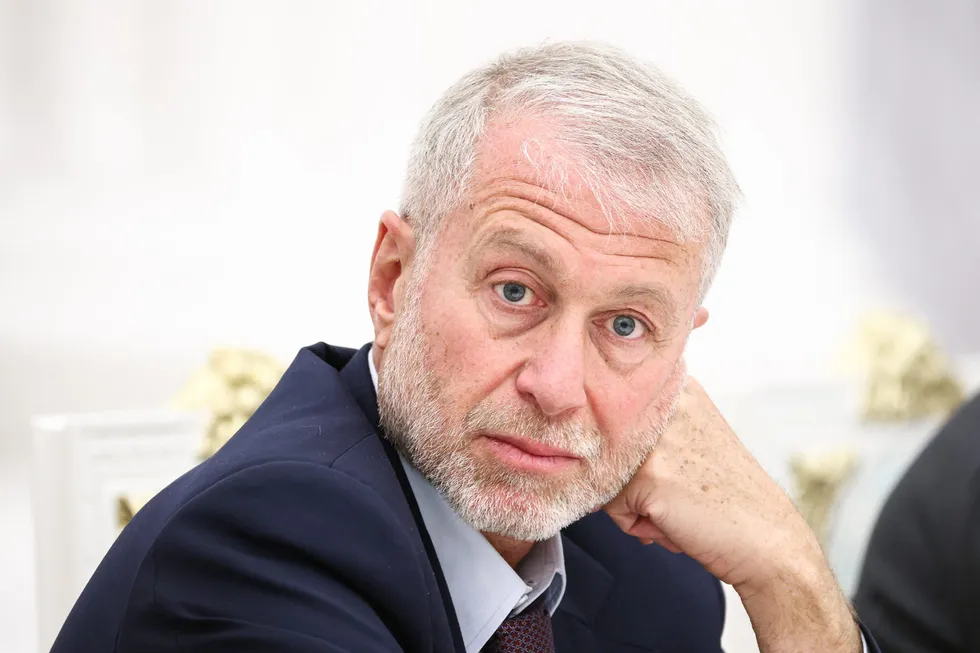 По сведениям нескольких источников, в мае предприниматель посетил Киев, встретился с Владимиром Зеленским и должен был передать российскому лидеру предложение о личной встрече. Официальные комментарии от Кремля и Офиса президента Украины пока не поступали.