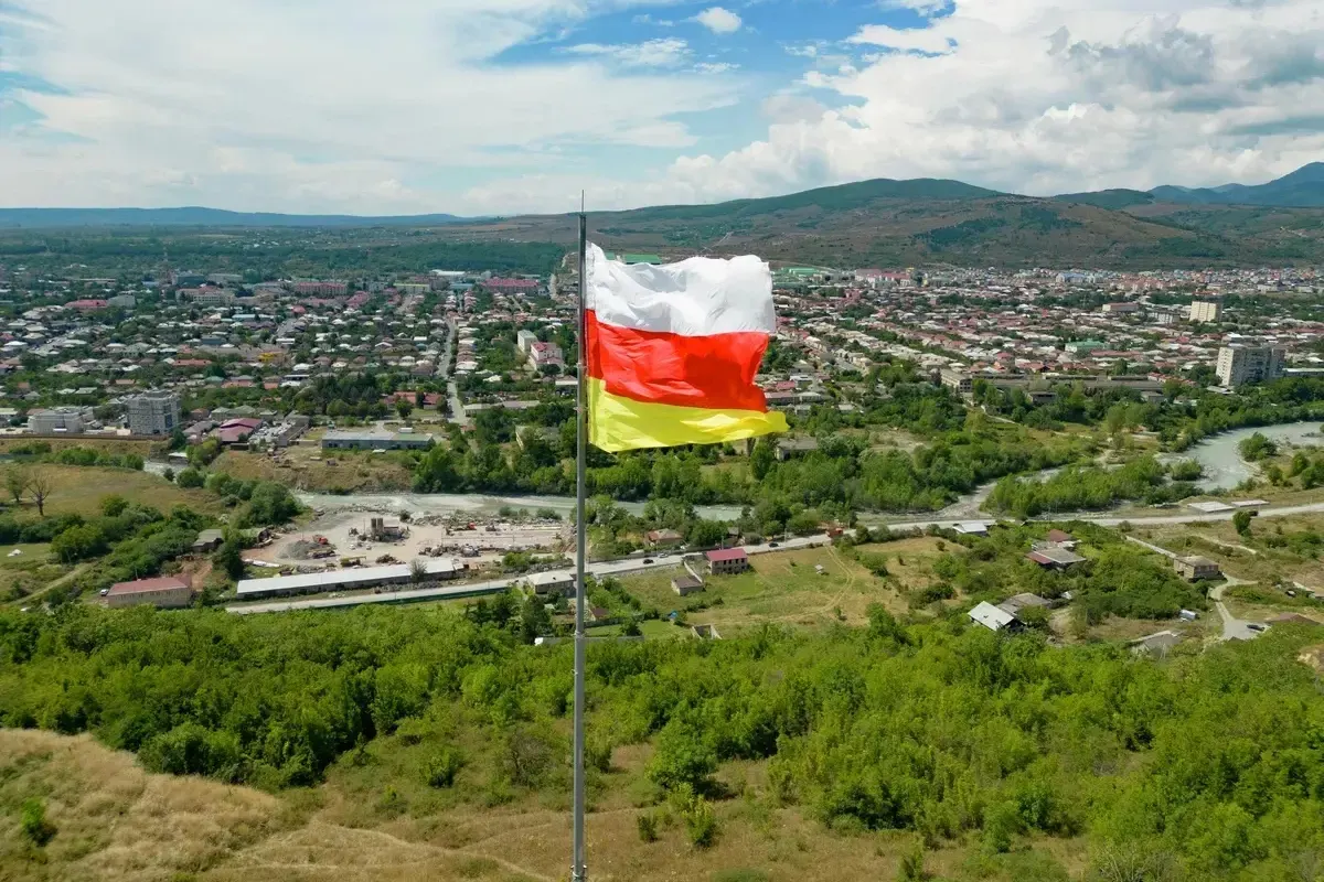 Новый временный руководитель республики, уроженец России Марат Камболов, на первых днях проверил работу пропускного пункта, раскритиковал таможню и потребовал ускорить погашение девятимесячной задолженности дорожникам; эксперты расценивают назначение как усиление контроля Москвы над регионом.