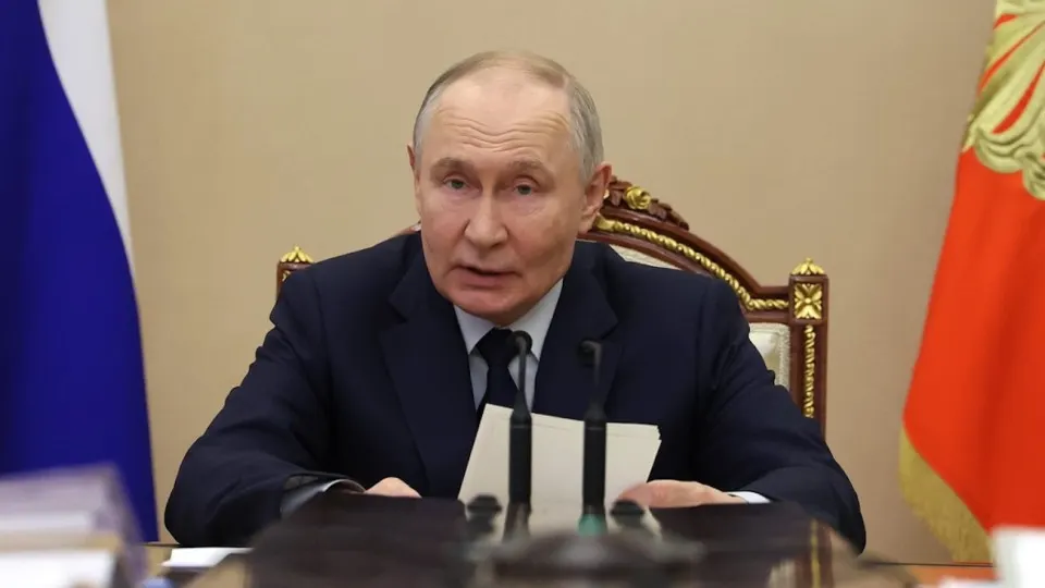 Президент заявил, что экономика испытывает «инвестиционную сдержанность», связав резкое сокращение инвестиций с валютной политикой, ставками и внешними ограничениями. Правительство заявляет о мерах поддержки, но бюджетные возможности ограничены.