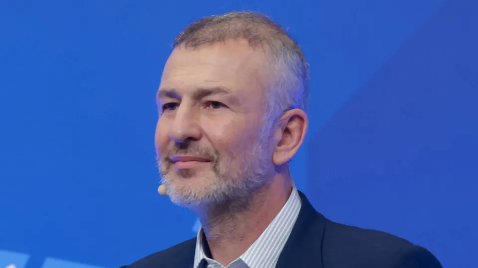 Миллиардер Андрей Мельниченко урегулировал спор с Генпрокуратурой: вместо обращения СИБЭКО в доход государства он перечислил 32 млрд рублей образовательному центру «Сириус», после чего иск был отозван.
