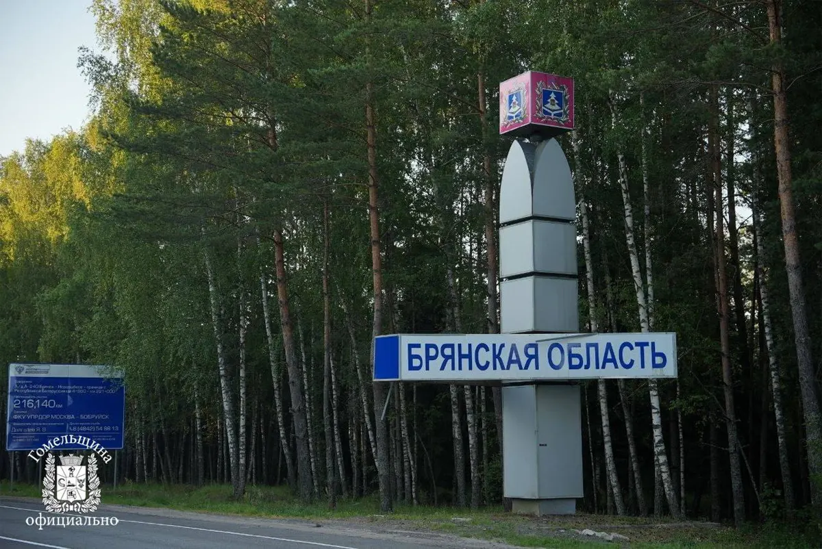 По информации региональных властей, беспилотник самолётного типа ударил по автобусу, следовавшему из Беларуси в Анапу. Пассажиры не пострадали, возбуждено уголовное дело о теракте.