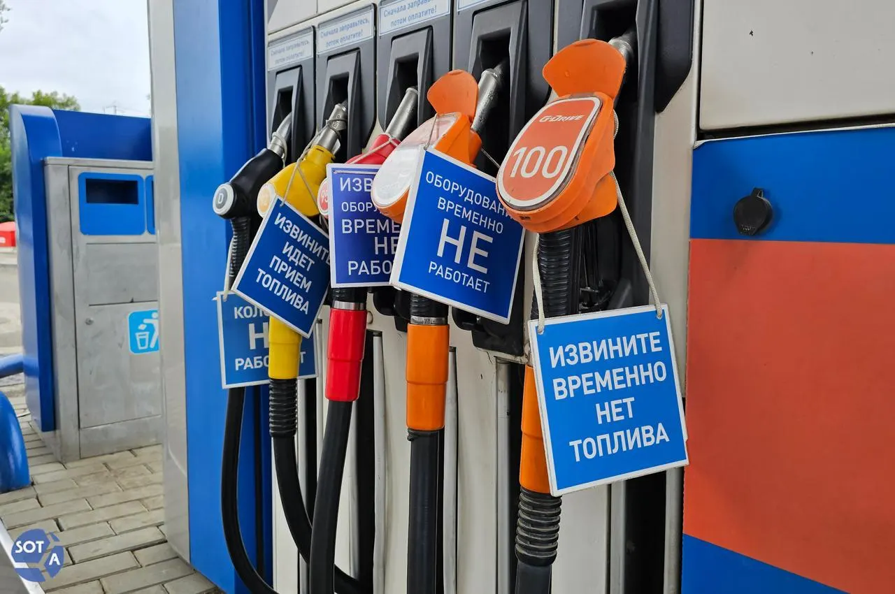 Президент подписал закон, позволяющий нефтеперерабатывающим заводам смешивать прямогонный бензин с другими компонентами для получения высокооктанового топлива. Введены налоговые вычеты и компенсационные выплаты; поправки действуют с 1 июня 2026 года.