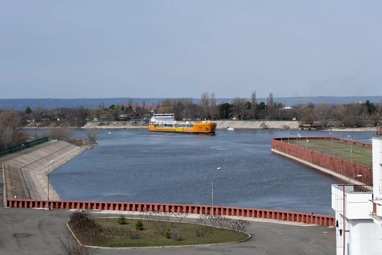 Из‑за ударов беспилотников в Азовском море временно закрыт Азово‑Донский канал. Остановка маршрута может затронуть до четверти экспорта пшеницы и усугубить топливный дефицит в Крыму.