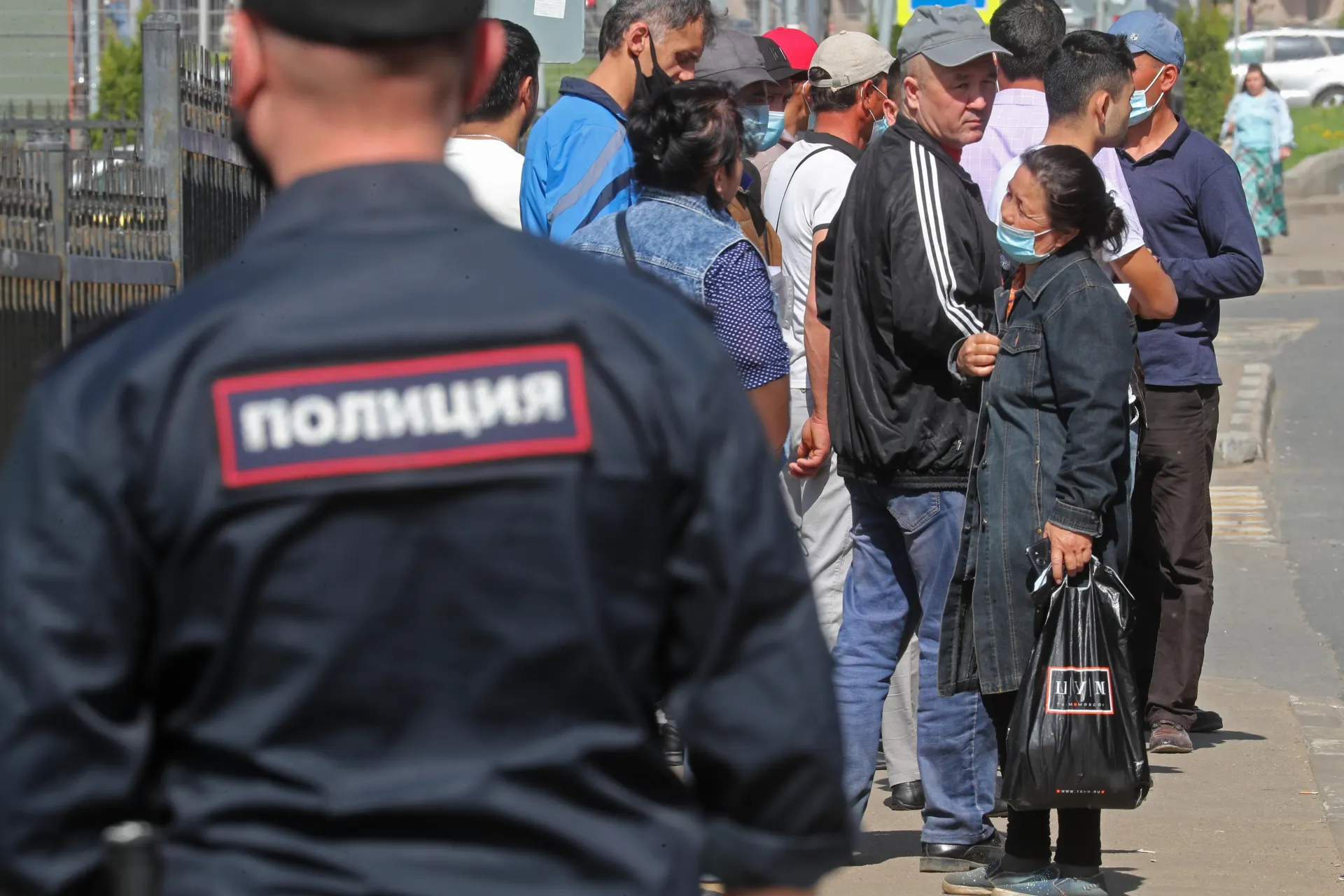 Правительство внесло во второе чтение поправки, которые делают депортацию обязательной мерой за ряд правонарушений, в том числе за неповиновение пограничнику и дискриминацию.