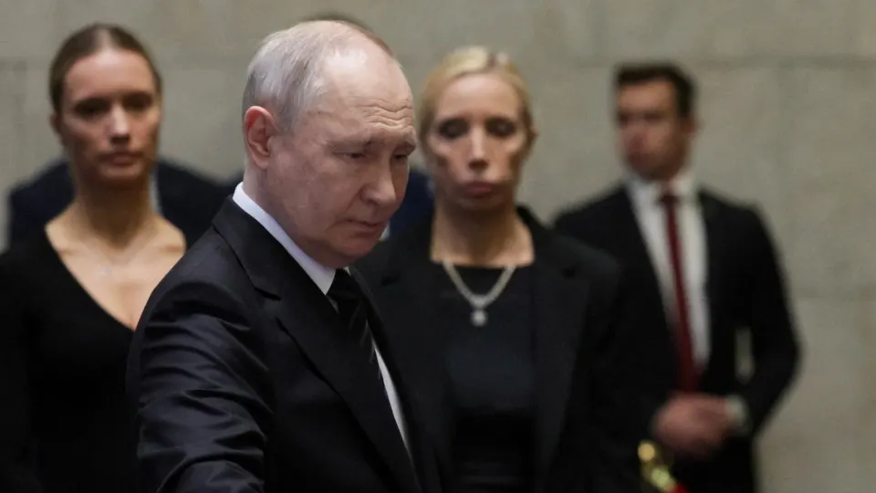 По сведениям источников, президент России, несмотря на экономические трудности и призывы к миру, вряд ли готов отказаться от попыток взять под контроль оставшиеся территории Донбасса; возможна новая волна мобилизации и расширение ударов.