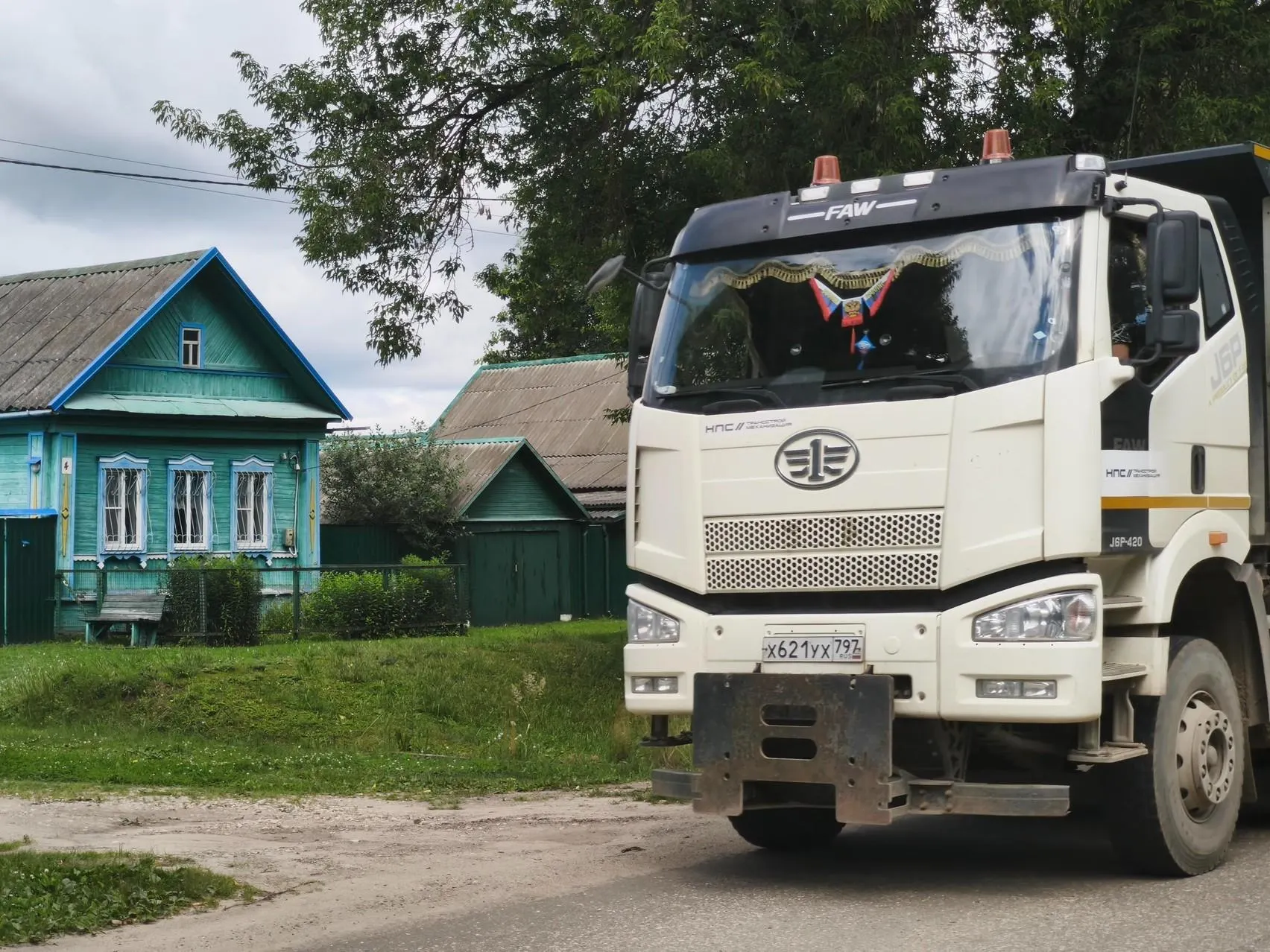 Деревни вдоль будущей магистрали сталкиваются с изъятием жилья и близостью к грузовикам и поездам, что меняет повседневную жизнь.