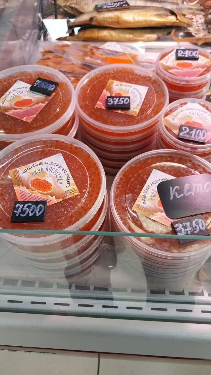 На Камчатке, Сахалине, Магаданской области, Хабаровском крае, Чукотке и Приморье зафиксировано резкое снижение уловов лосося и добычи икры. Экономика региона может испытать последствия и подтолкнуть к росту цен на продукцию.
