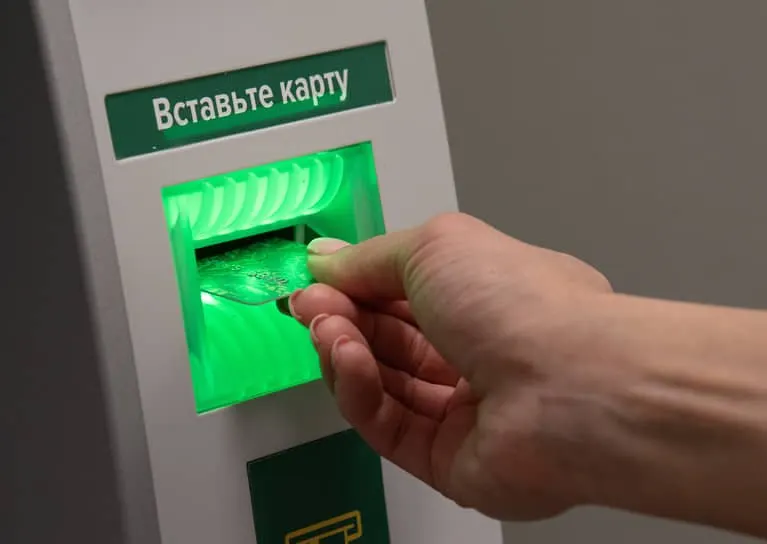 Предлагаются новые основания для блокировки счетов: частичное совпадение данных клиента с данными лица из перечня, чьи средства замораживаются; банки смогут приостанавливать операции на 5 рабочих дней при совпадении.