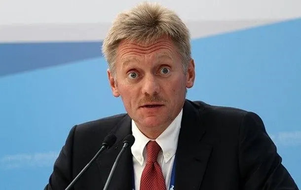 Пресс-секретарь подтвердил, что в РФ журналисты работают без ограничений, в отличие от некоторых зарубежных практик, и Москва не вмешивается в работу СМИ.