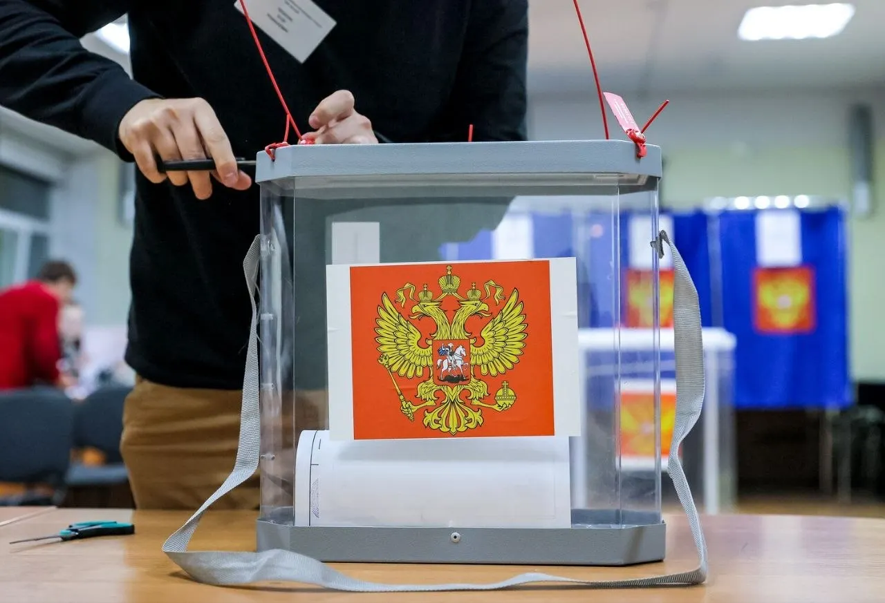 По данным экзитполов второго дня ЕДГ-2026, «Единая Россия» набирает 53,5%, за ней следуют КПРФ, ЛДПР, «Новые люди» и другие. Официальное подтверждение ожидается.
