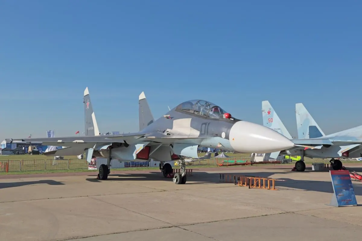 Украинские силы нанесли серию ударов по военным объектам России, включая аэродром в Брянской области, а также по ряду объектов региона.