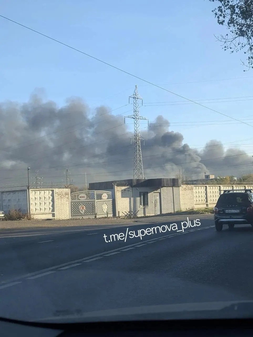 После ночной волны атак дронов погибла женщина в Брянской области; в Тольятти горит завод «Тольяттикаучук», по регионам фиксируются перебои и эвакуации.