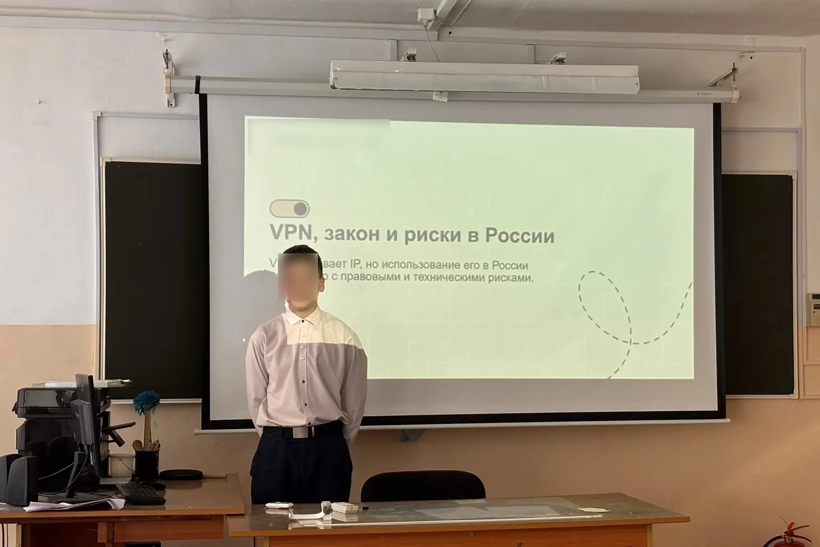 В школах разных регионов России начали проводить уроки и беседы о рисках использования VPN‑сервисов, утечке персональных данных и возможных юридических последствиях деятельности в интернете.