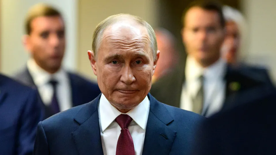 После ударов по нефтяному терминалу в Туапсе над Черноморским побережьем России растянулся токсичный смог и прошли «нефтяные дожди», но глава государства публично не комментирует последствия ЧП, которое экологи называют крупнейшей экологической катастрофой в регионе.