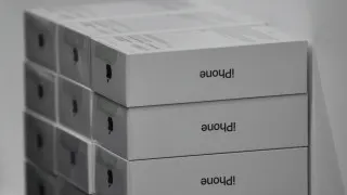 У российских продавцов накопились избыточные запасы дорогих смартфонов Apple и Samsung. На фоне экономии покупателей цены на популярные модели заметно снизились, а ритейлеры распродают устройства с крупными скидками и готовятся сместить акцент в пользу более бюджетных китайских брендов.