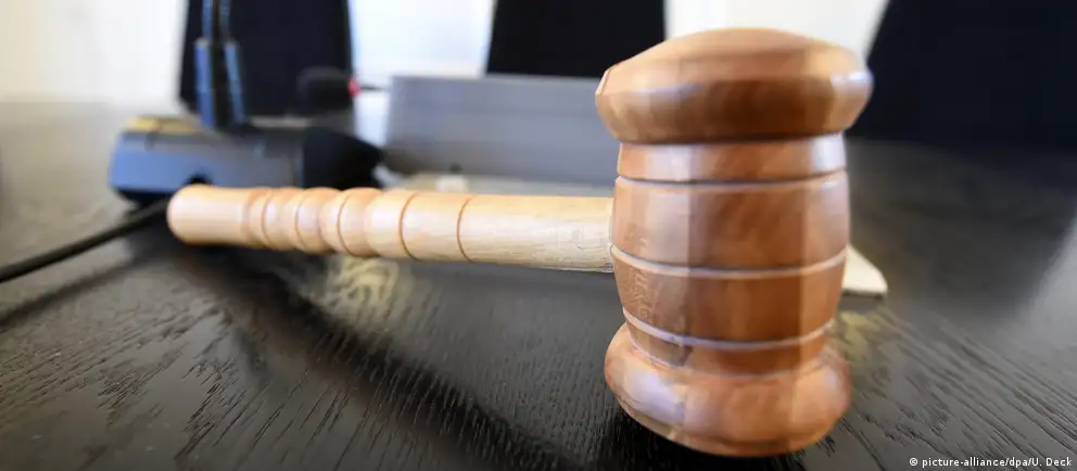 Суд в Воронеже приговорил 24‑летнего мужчину к году исправительных работ за фотографию, на которой следствие усмотрело символику так называемого «Международного движения сатанизма». Дело основывалось на рапорте сотрудника Центра «Э».
