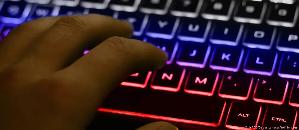 Минцифры планирует обложить международный трафик платой, под это может попасть и использование VPN; меры сначала затронут мобильные сети, решение по фиксированному интернету пока не принято.