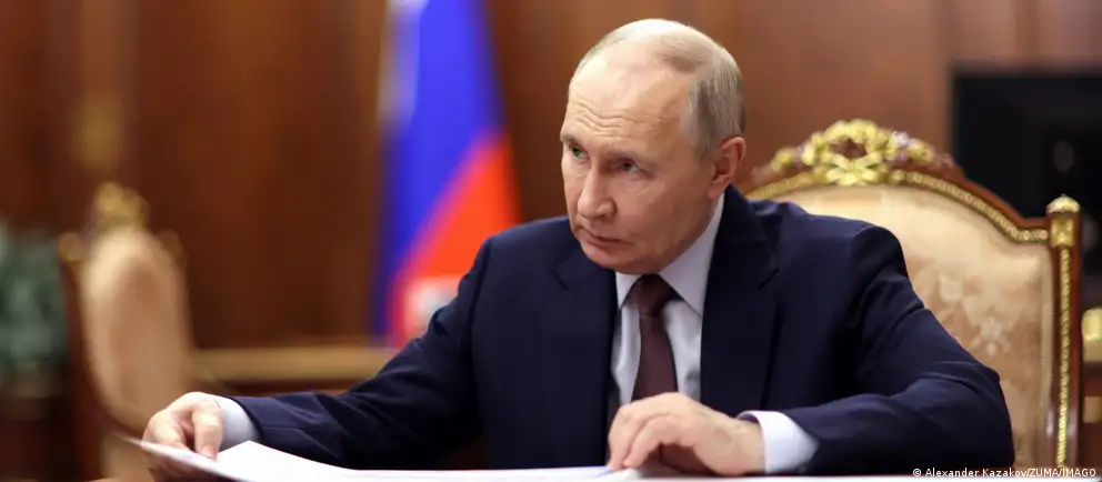 Президент России подписал закон, который освобождает власти от контроля за сделками чиновников и их семей, совершёнными до назначения на должность и до регистрации брака, а также меняет порядок декларирования семейных доходов госслужащих.