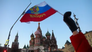 Просроченная задолженность российских компаний перед поставщиками и контрагентами превысила 8 трлн рублей, что эквивалентно почти 4% ВВП. Эксперты связывают взрывной рост неплатежей с повышением налоговой нагрузки, замедлением спроса и сокращением бюджетных расходов, а власти готовят меры контроля за дисциплиной расчетов крупнейших госкомпаний.