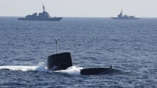 Правительство Японии радикально ослабило ограничения на экспорт летального оружия, открыв путь к поставкам ракет, кораблей, подлодок и самолетов за рубеж. Новые правила предусматривают жесткий контроль и формальный запрет на поставки в зоны боевых действий, но допускают исключения в интересах национальной безопасности страны.