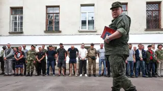 Минобороны подготовило поправки, позволяющие проверять военнослужащих на алкогольное опьянение прямо в воинских частях и в зоне боевых действий с помощью экспресс‑тестов, без обязательной доставки в медучреждение. Инициатива связана с трудностями транспортировки личного состава и сообщениями о массовом наборе в армию людей с алкогольной зависимостью.