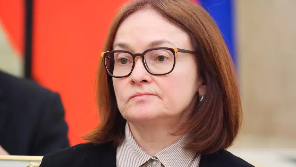 Центробанк повысил прогноз по цене нефти и экспортной выручке, однако оценивает рост ВВП в 2026 году всего в 0,5–1,5% и предупреждает о рисках ускорения инфляции на фоне ближневосточного конфликта.