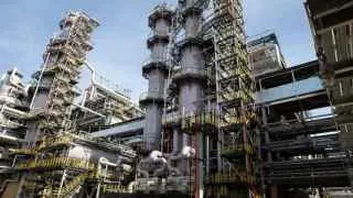 Сызранский нефтеперерабатывающий завод приостановил переработку нефти после атаки беспилотников: аварийно остановлена ключевая установка, ремонт займет до двух недель, на фоне серии ударов по НПЗ по всей стране и усиления контроля правительства за топливным рынком.