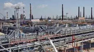 Новокуйбышевский, Туапсинский, Нижегородский, Саратовский и Киришский нефтеперерабатывающие заводы частично или полностью остановили работу после атак беспилотников, что затронуло переработку нефти и поставки топлива.