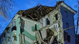 В Сызрани украинский беспилотник попал в многоэтажный жилой дом, частично разрушив подъезд; спасатели извлекли из-под завалов 11 человек, включая двоих детей, при этом массированный налёт дронов по нескольким регионам России продолжался всю ночь.