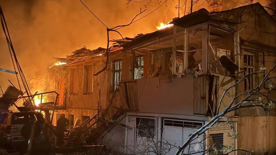 В ночь на 24 апреля в результате массированной атаки российских беспилотников по Одессе были разрушены жилые дома, погибли два человека и более десятка получили ранения; удары по гражданской инфраструктуре в украинских городах продолжаются.