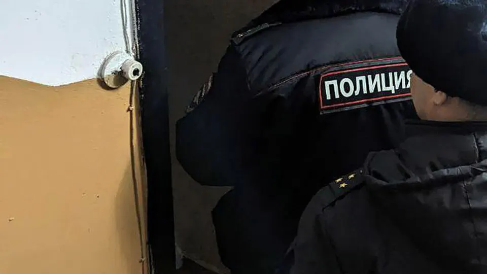 Двое молодых людей оставили на входных дверях троих сотрудников Роскомнадзора молотки с коричневой жидкостью, похожей на кровь. ФСБ задержала подозреваемых, против них возбуждено уголовное дело по статье о хулиганстве.