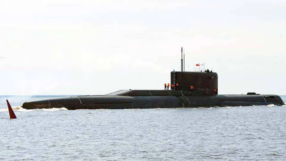 По сведениям западной разведки, российские военно‑морские силы могли работать над секретной программой по размещению ракет на дне Арктики. Эксперты называют такой подход труднодетектируемым, но технически и юридически проблемным.