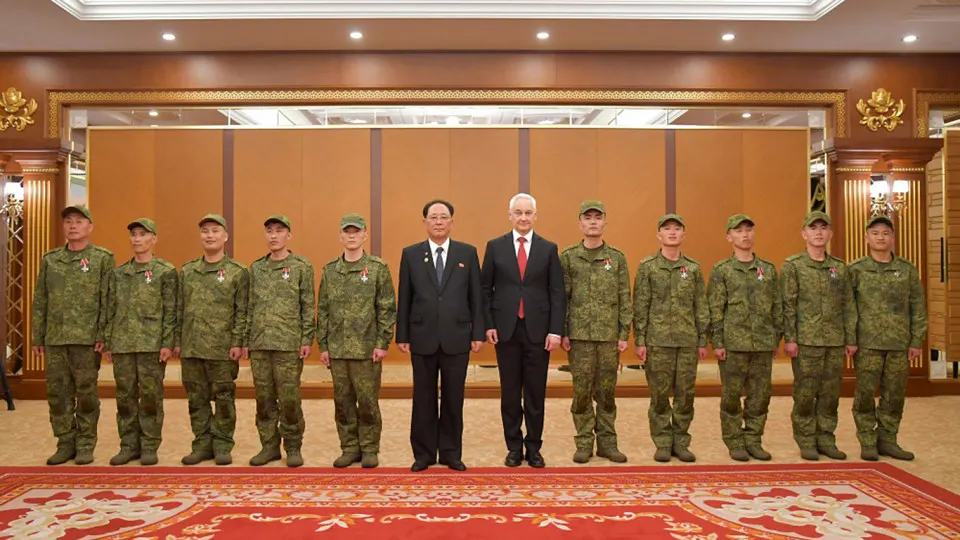 Фотографии из военного музея в Пхеньяне показывают церемонию награждения, которая, по анализу трансляции северокорейского телевидения, прошла 3 декабря 2025 года. В России о ней официально не объявляли.