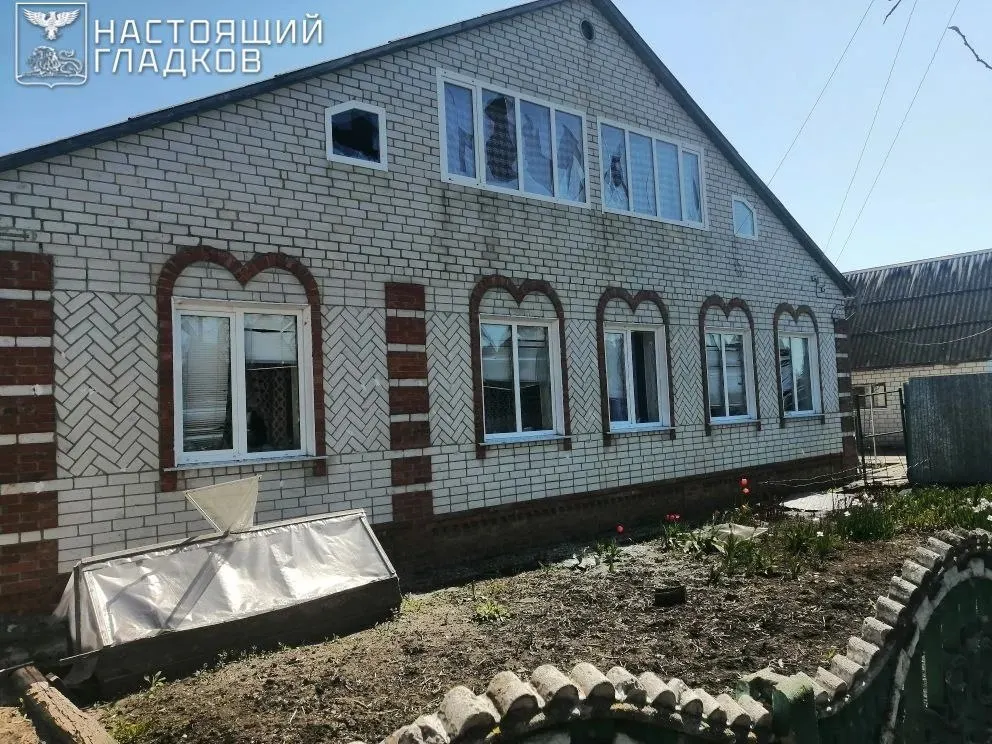 В Шебекинском районе от удара беспилотника погиб мужчина; ещё семеро получили ранения, включая 10-летнего ребёнка и бойца подразделения по борьбе с дронами. В Брянской области в результате обстрела пострадали работники предприятия, сотрудник почты и водитель.