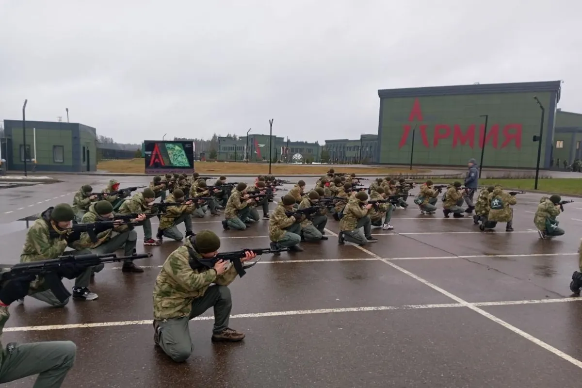За последние пять лет на создание и обслуживание центров, где проходят обязательные военные сборы для школьников, из бюджета выделено минимум 50 млрд рублей; основная часть средств ушла на сети «Авангард» и «Воин».